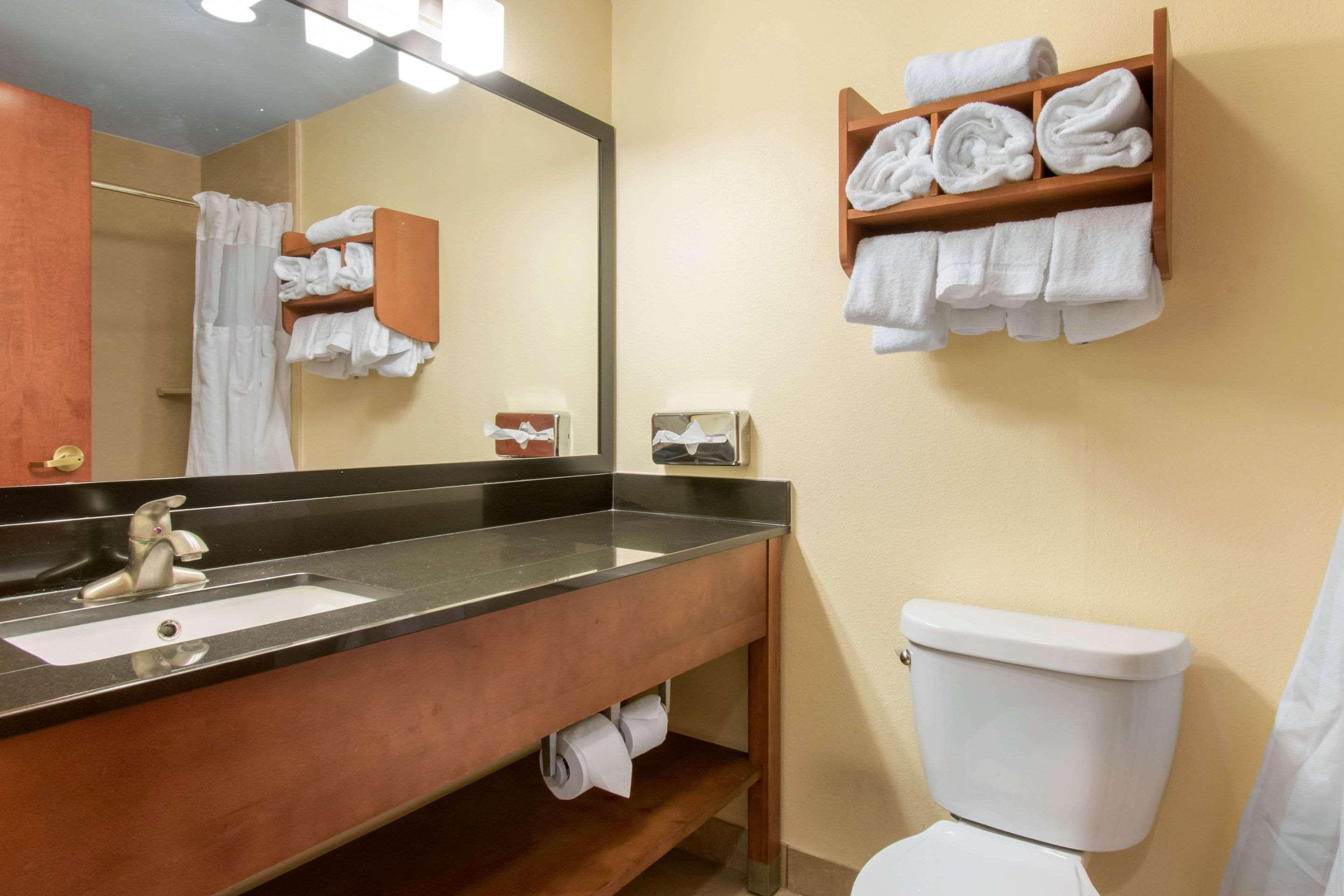 Clarion Hotel & Suites University-Shippensburg Ngoại thất bức ảnh
